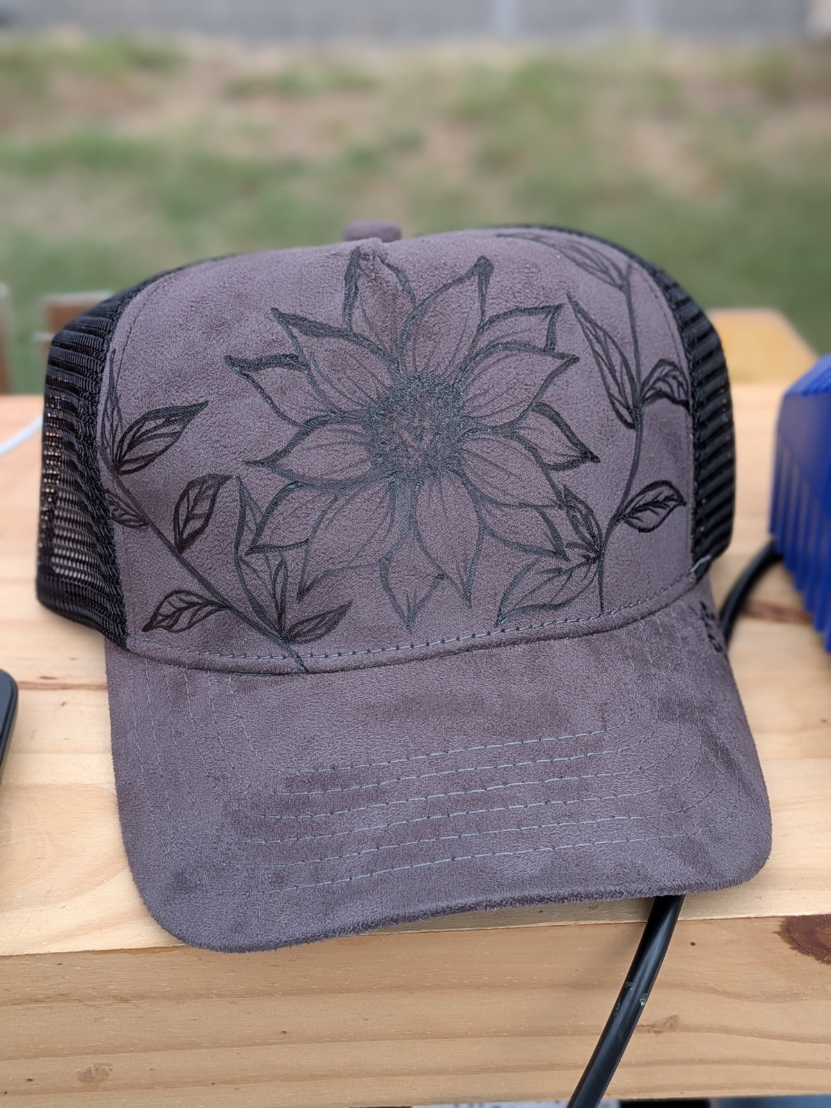 Gray trucker hat with flower